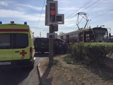 В Улан-Удэ маршрутка врезалась в трамвай