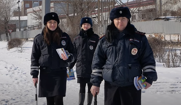 «Женский патруль» в Улан-Удэ. Водителей поздравили с 23 февраля