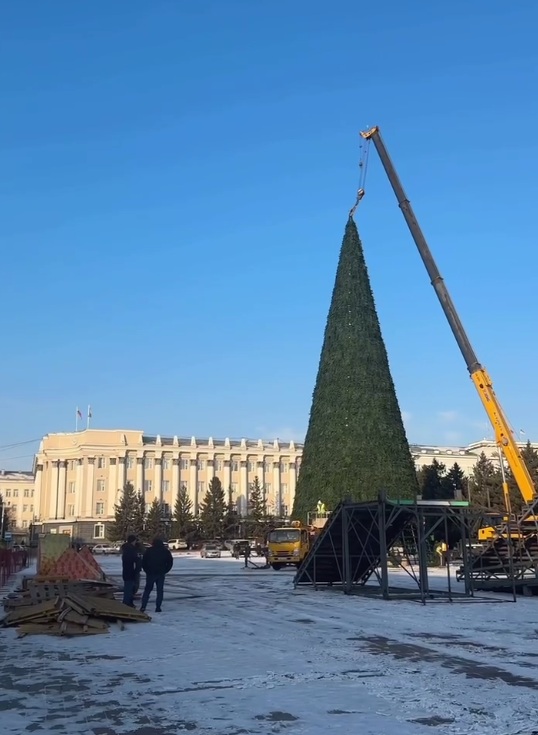 На площади Советов завершается установка главной елки Улан-Удэ На площади Советов завершается установка главной елки Улан-Удэ