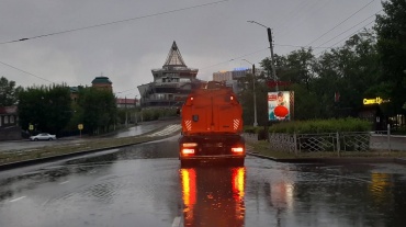 В Улан-Удэ откачивают лужи с городских дорог 
