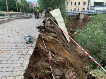 В Улан-Удэ обвалился тротуар возле строящегося ТЦ
