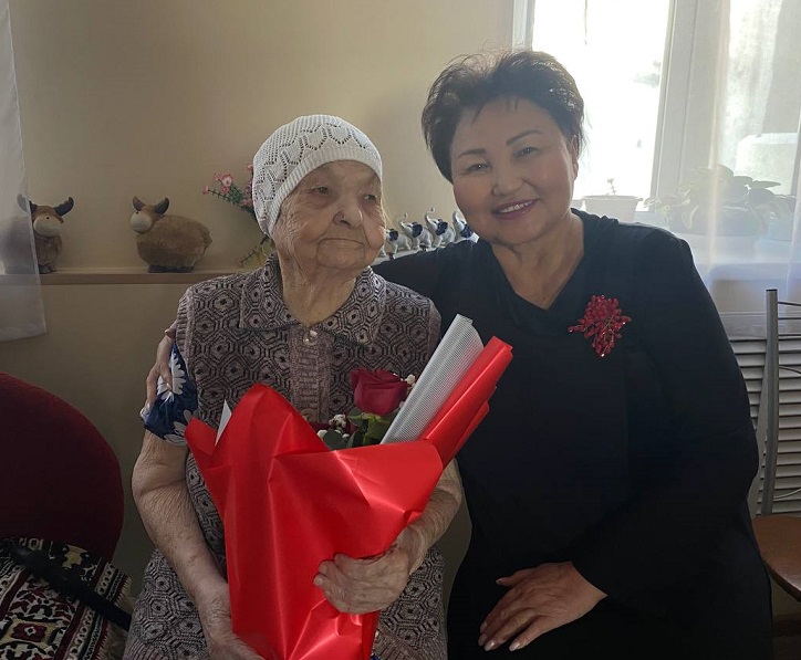 В Бурятии ветеран труда отметила 102-летие В Бурятии ветеран труда отметила 102-летие