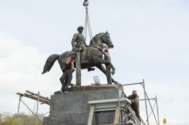 В Улан-Удэ памятник Рокоссовскому установили на новый постамент