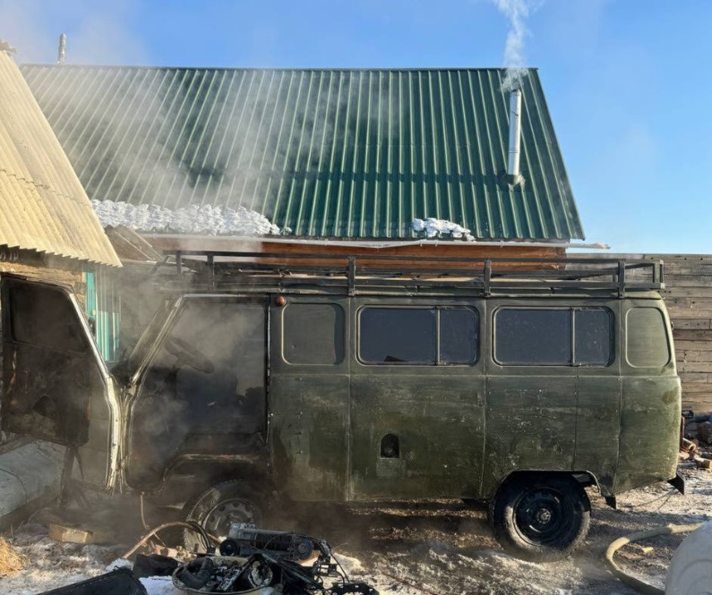 Житель Бурятии случайно паяльной лампой спалил "буханку" Житель Бурятии случайно паяльной лампой спалил "буханку"