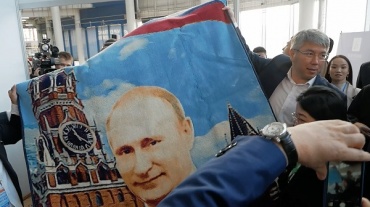 Глава Бурятии купил ковер с Путиным