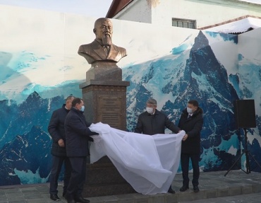 В Улан-Удэ открыли памятник Петру Бадмаеву