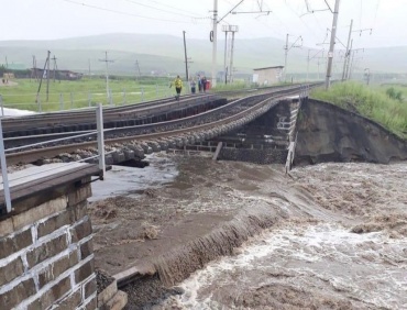 В Забайкалье из-за сильных дождей обрушился железнодорожный мост