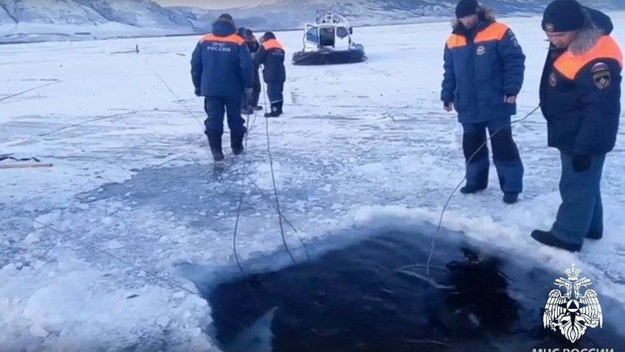 На Байкале машина с рыбаками ушла под лед На Байкале машина с рыбаками ушла под лед