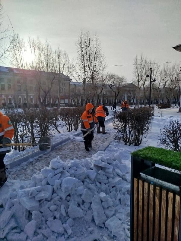 Труднодоступные места Улан-Удэ убирают вручную Труднодоступные места Улан-Удэ убирают вручную