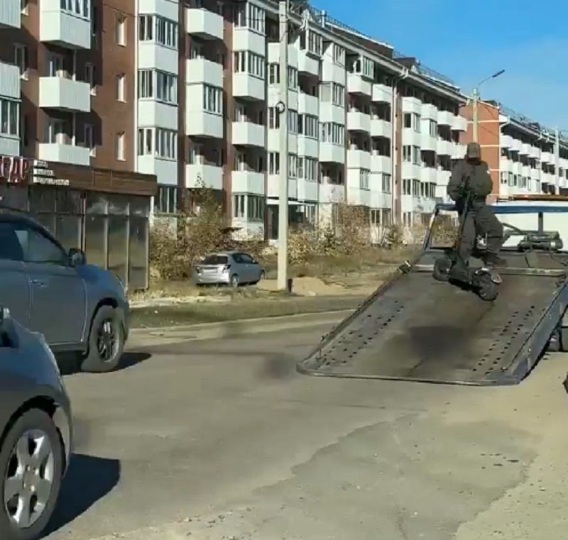 От удара рассыпалось стекло: в Улан-Удэ произошло ДТП с электросамокатом От удара рассыпалось стекло: в Улан-Удэ произошло ДТП с электросамокатом