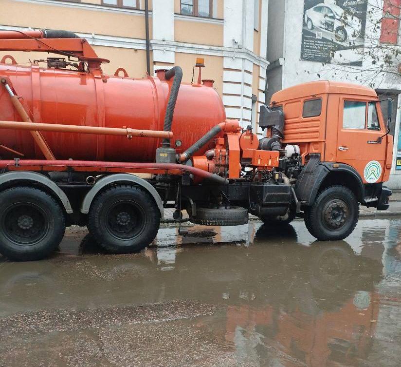 Вода превратится в гололед: в Улан-Удэ усиленно откачивают лужи Вода превратится в гололед: в Улан-Удэ усиленно откачивают лужи