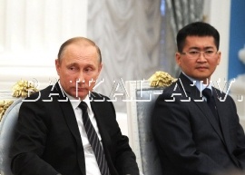 На встрече с кандидатами "Единой России" Владимир Путин оказался рядом с представителем Бурятии Николаем Будевым