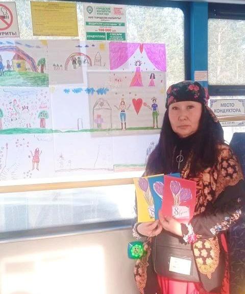В улан-удэнском автобусе Цыганка дарит пассажиркам эксклюзивные открытки В улан-удэнском автобусе Цыганка дарит пассажиркам эксклюзивные открытки