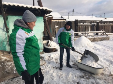 В Улан-Удэ добровольцы помогают расчищать снег