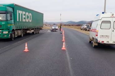 В Бурятии водитель мопеда погиб под колесами КАМАЗа