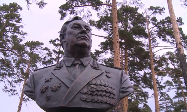 В Улан-Удэ установили бюст генерал-полковнику Матвею Бурлакову