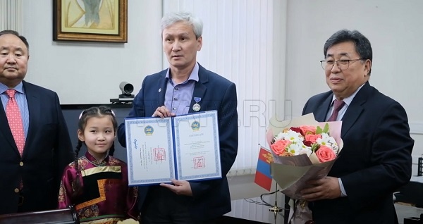 Медаль за мультик! Режиссер из Бурятии получил госнаграду Монголии