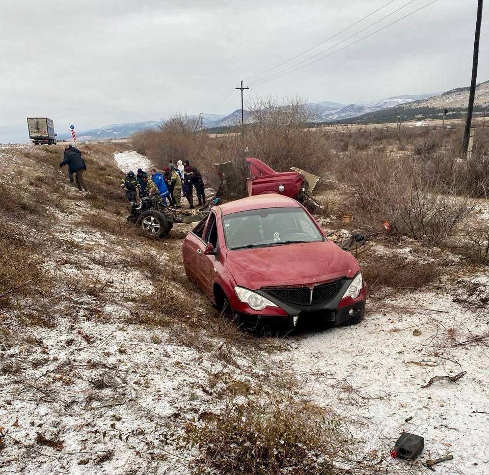 По дороге в Кяхту: на трассе в Бурятии развалился на части пикап По дороге в Кяхту: на трассе в Бурятии развалился на части пикап