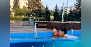 В Улан-Удэ дети купаются в фонтане на площади Советов