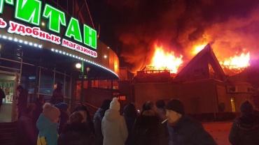 На пожаре в здании ДНС и Сбербанка в Улан-Удэ погиб один человек