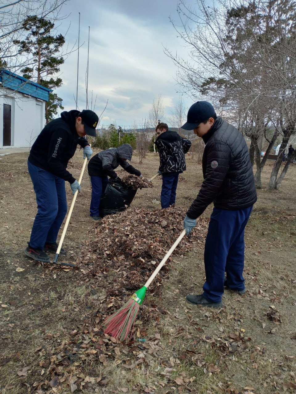 Парки и скверы Улан-Удэ чистят от мусора Парки и скверы Улан-Удэ чистят от мусора