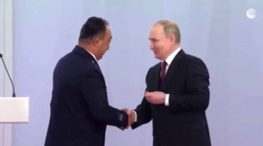 Владимир Путин лично наградил водителя из Бурятии медалью Героя труда