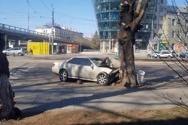 В Улан-Удэ "Тойота" влетела в дерево