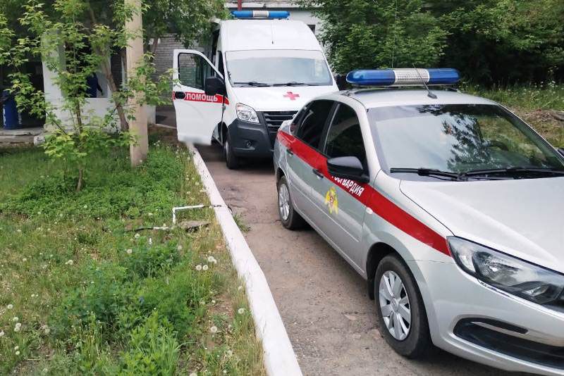 Пьяный уланудэнец избил жену и угрожал ей ломом. Дебошира увезли в полицию Пьяный уланудэнец избил жену и угрожал ей ломом. Дебошира увезли в полицию