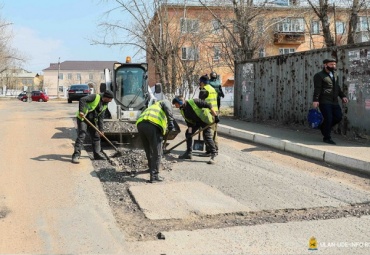 В Улан-Удэ идет ямочный ремонт дорог и тротуаров