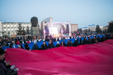 В Улан-Удэ в день выборов на площади развернули триколор весом 600 кг
