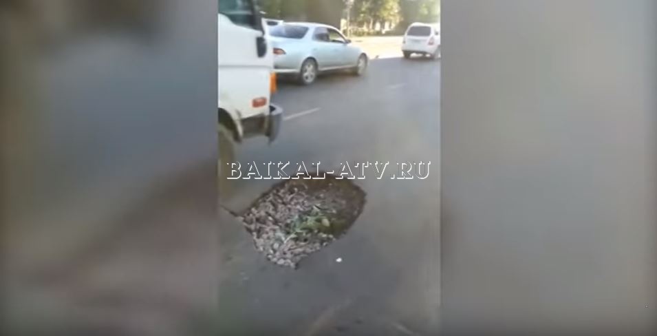 В Улан-Удэ ямы нападают на автомобили.