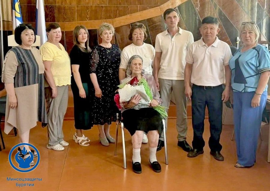 Она лечила душевные раны ребят едой: в Бурятии свое 90-летие отметила ветеран труда Она лечила душевные раны ребят едой: в Бурятии свое 90-летие отметила ветеран труда