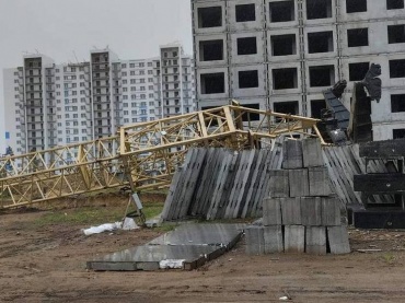 В Улан-Удэ упал башенный кран, строитель погиб 