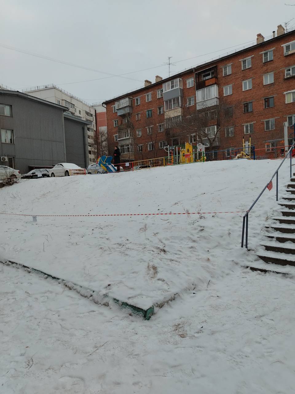 На Элеваторе в Улан-Удэ огородили стихийную горку На Элеваторе в Улан-Удэ огородили стихийную горку