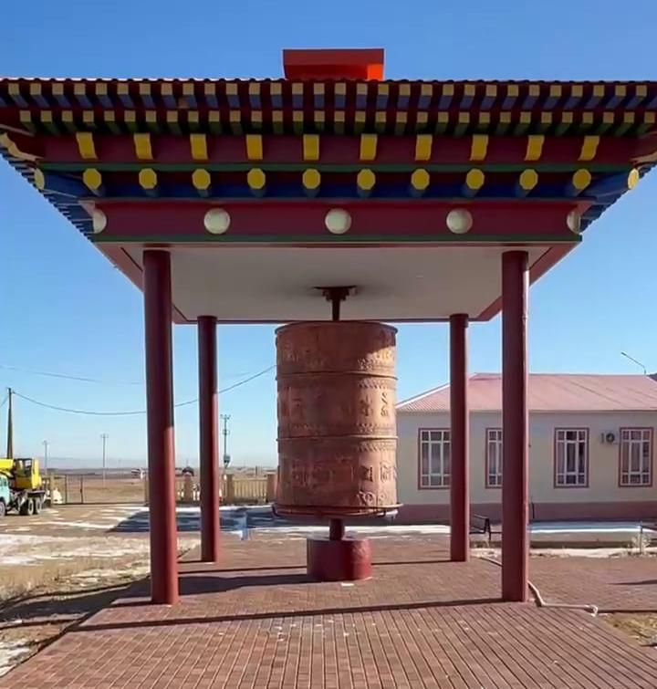 В Иволгинском дацане Бурятии установили огромный хурдэ В Иволгинском дацане Бурятии установили огромный хурдэ