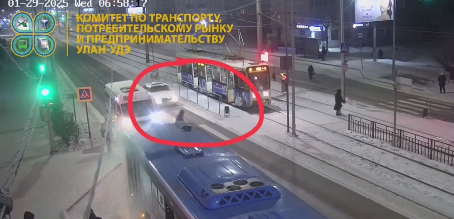 В Улан-Удэ пенсионер перебежал дорогу на "красный". Закончилось все плохо В Улан-Удэ пенсионер перебежал дорогу на "красный". Закончилось все плохо