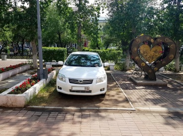 В Улан-Удэ штрафуют любителей парковаться на газоне