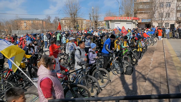 Больше тысячи человек сели на велосипеды: в Улан-Удэ прошёл велопробег «Звезда Победы»