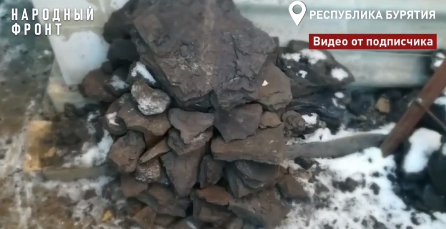 В Улан-Удэ пенсионерка топит печь камнями и песком. Это такой уголь В Улан-Удэ пенсионерка топит печь камнями и песком. Это такой уголь