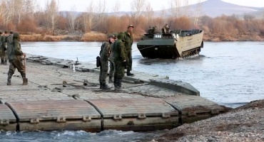 Военные установили понтонный мост в Джидинском районе