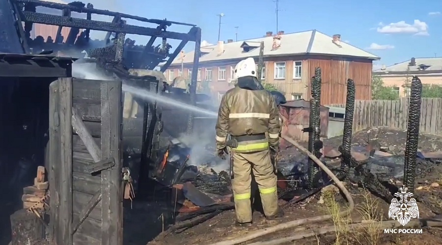 В Улан-Удэ пожарные спасли жилой дом от огня В Улан-Удэ пожарные спасли жилой дом от огня