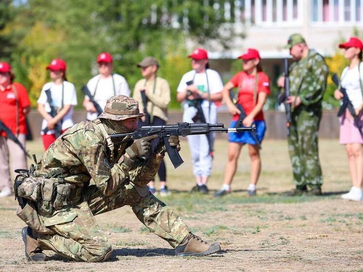 Ветеран СВО учит подростков основам военной подготовки Ветеран СВО учит подростков основам военной подготовки