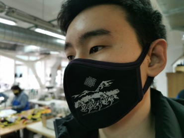 В Улан-Удэ шьют медицинские маски с национальным орнаментом