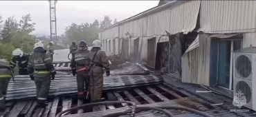 Сегодня утром в Улан-Удэ загорелось здание по улице Забайкальская 