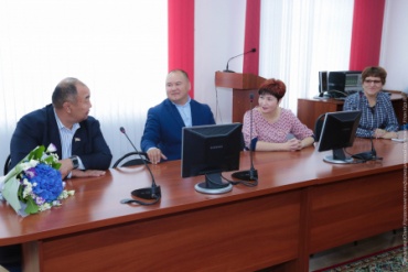 Новым депутатам Улан-Удэнского горсовета вручили временные удостоверения