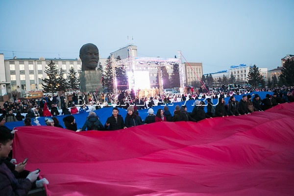 В Улан-Удэ в день выборов на площади развернули триколор весом 600 кг