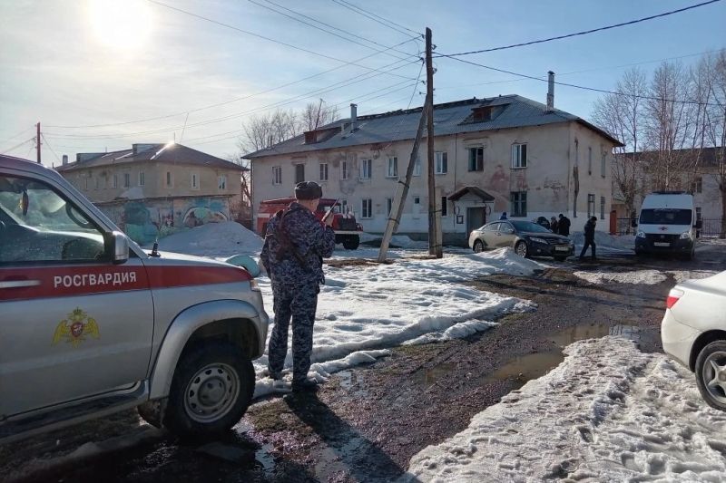 В Бурятии росгвардейцы на руках вынесли бабушку из пожара В Бурятии росгвардейцы на руках вынесли бабушку из пожара
