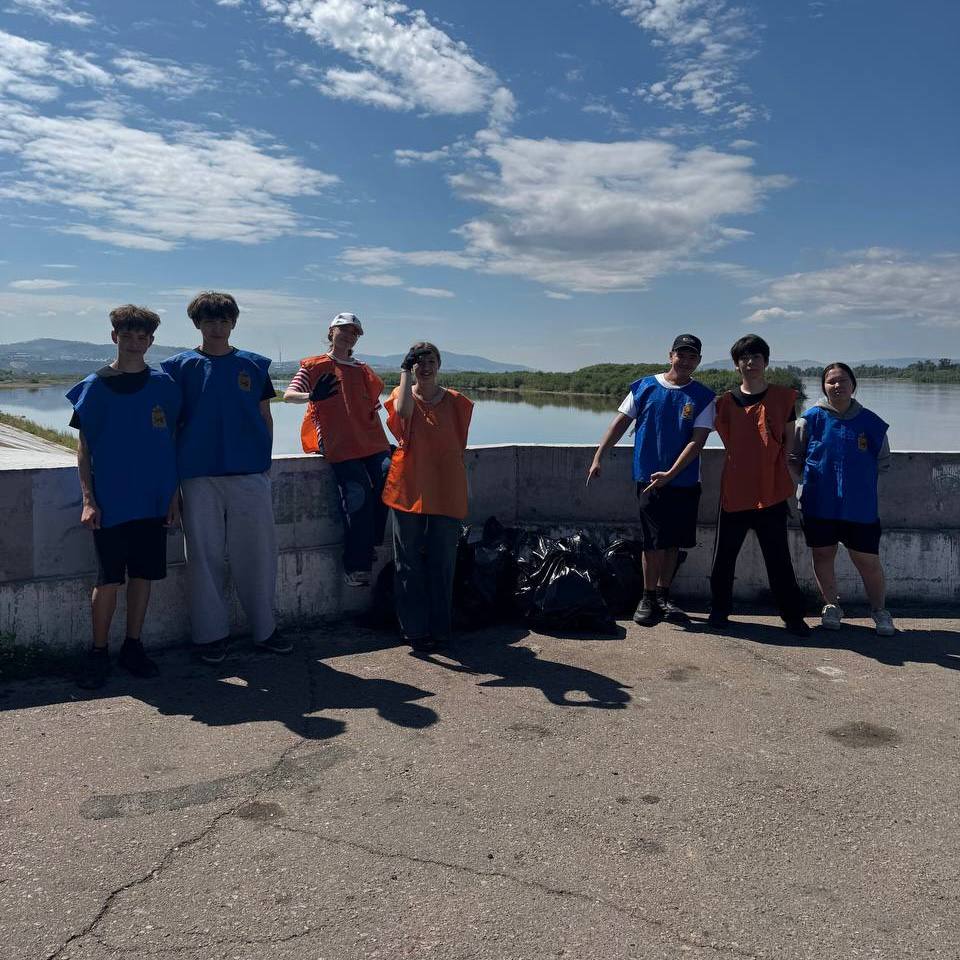 В Улан-Удэ горожане мусорят, а подростки наводят порядок В Улан-Удэ горожане мусорят, а подростки наводят порядок