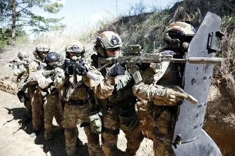 Мэр Улан-Удэ поздравил военнослужащих и ветеранов с Днём спецназа Мэр Улан-Удэ поздравил военнослужащих и ветеранов с Днём спецназа