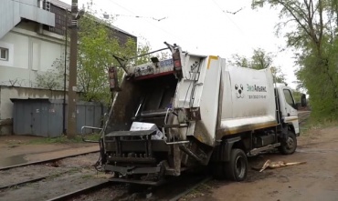 В Улан-Удэ водитель мусоровоза заблокировал движение трамваев